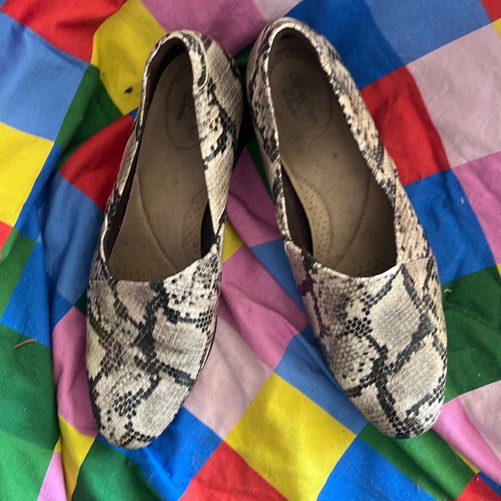 Clarks Snakeskin Loafers Gray/ Cream/ Black 8.5 EUC